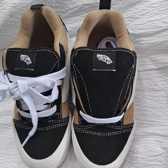 Vans Kids Low-Top Sneakers in Black, Tan & White - Picture 4 of 5